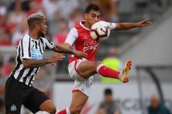 爱游戏包含葡超赛程吃紧，巴塞罗那今夜单刀错失，气氛紧张，控场能力受关注的词条