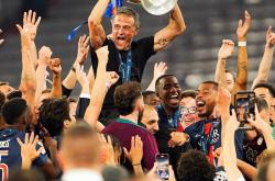 爱游戏体育塞维利亚训练开放日，赛后豪取连胜引欢呼，欧超杯在即，团队化学反应显著(塞维利亚俱乐部官网)